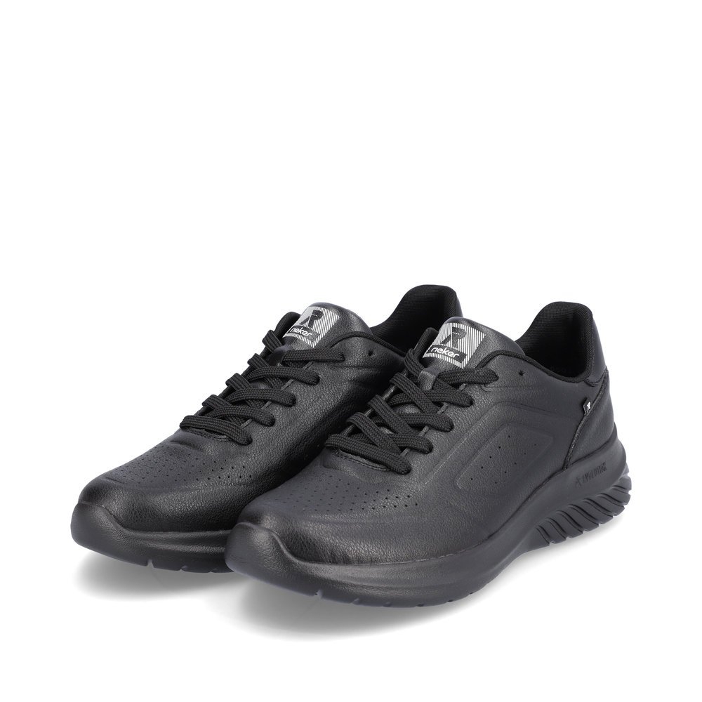 Rieker baskets basses noires hommes U0501-00 avec une semelle flexible. Chaussures inclinée sur le côté.