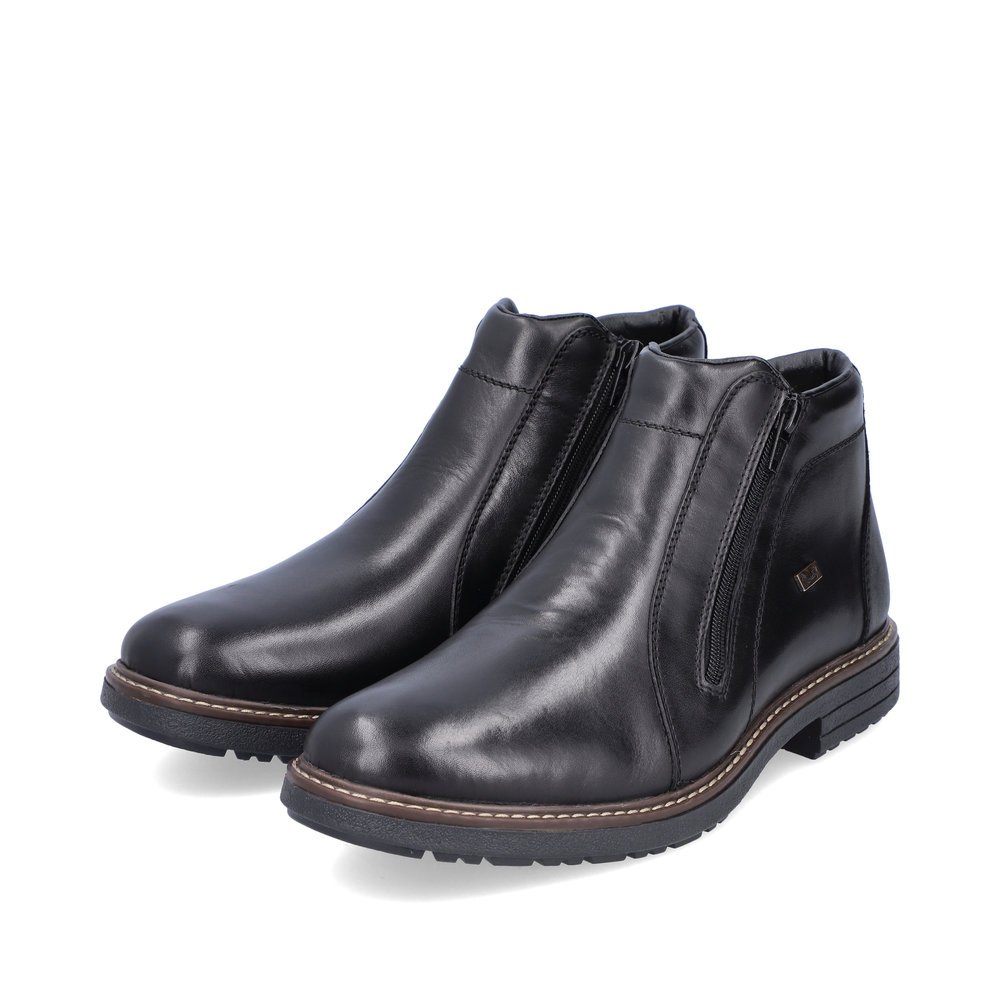 Glossy black Rieker men´s ankle boots 33160-00 with a zipper as well as profile sole. Shoe laterally