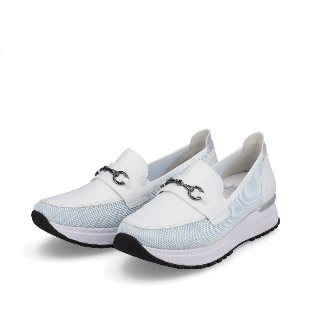 Pastellblaue Rieker Damen Slipper N7455-80 mit einem Elastikeinsatz. Schuhpaar seitlich schräg.