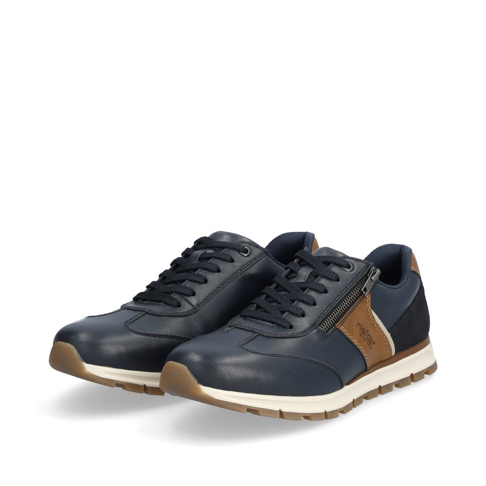 Blaue Rieker Herren Sneaker Low B0501-14 mit Reißverschluss sowie Extraweite I. Schuhpaar seitlich schräg.