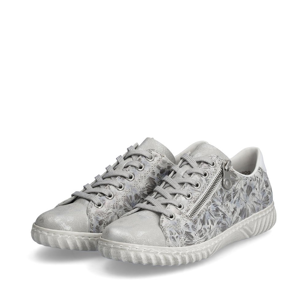 Silberne Rieker Damen Sneaker Low N0900-90 mit einem Reißverschluss. Schuhpaar seitlich schräg.