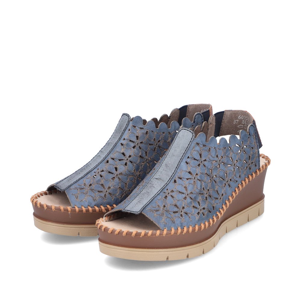 Rieker sandales compensées bleues femmes 60355-14 avec insert élastique. Chaussures inclinée sur le côté.