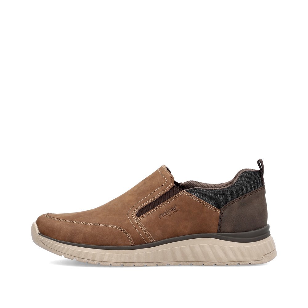 Cinnamon brown Rieker men´s slippers B0653-24 with an elastic insert. Outside of the shoe.