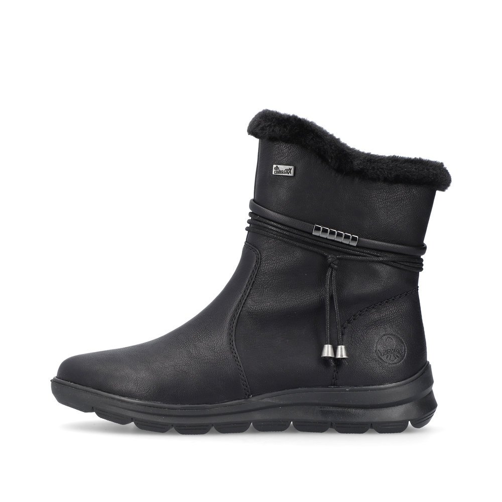 Jet black Rieker women´s ankle boots Z0070-00 with a zipper as well as profile sole. The outside of the shoe