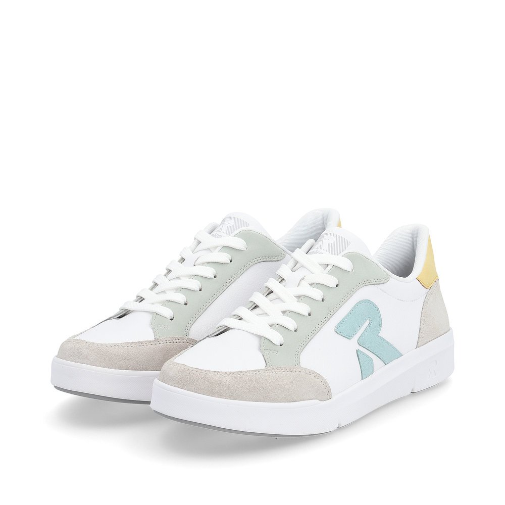 Weiße Rieker Damen Sneaker Low 41909-80 mit flexibler und super leichter Sohle. Schuhpaar seitlich schräg.