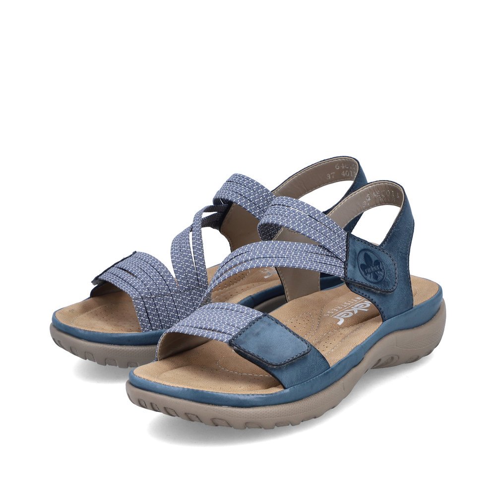 Rieker sandales à lanières bleues femmes 64870-14 avec fermeture velcro. Chaussures inclinée sur le côté.
