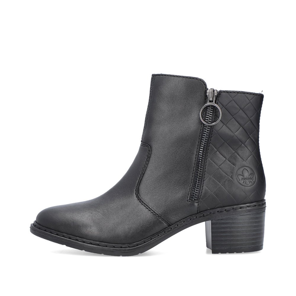 Night black Rieker women´s ankle boots 70150-00 with zipper as well as a block heel. The outside of the shoe