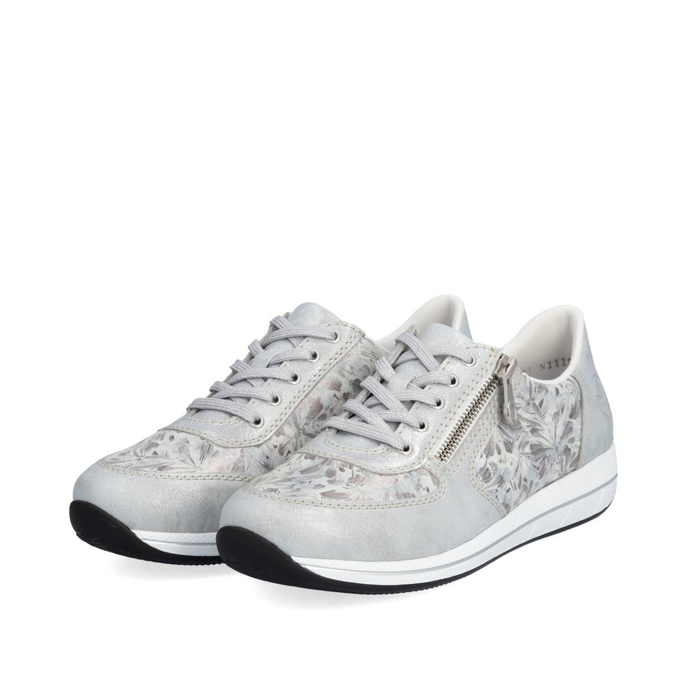 Weiße Rieker Damen Sneaker Low N1112-80 mit einem Reißverschluss. Schuhpaar seitlich schräg.