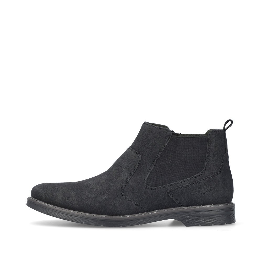 Jet black Rieker men´s Chelsea boots 13092-00 with zipper as well as profile sole. The outside of the shoe