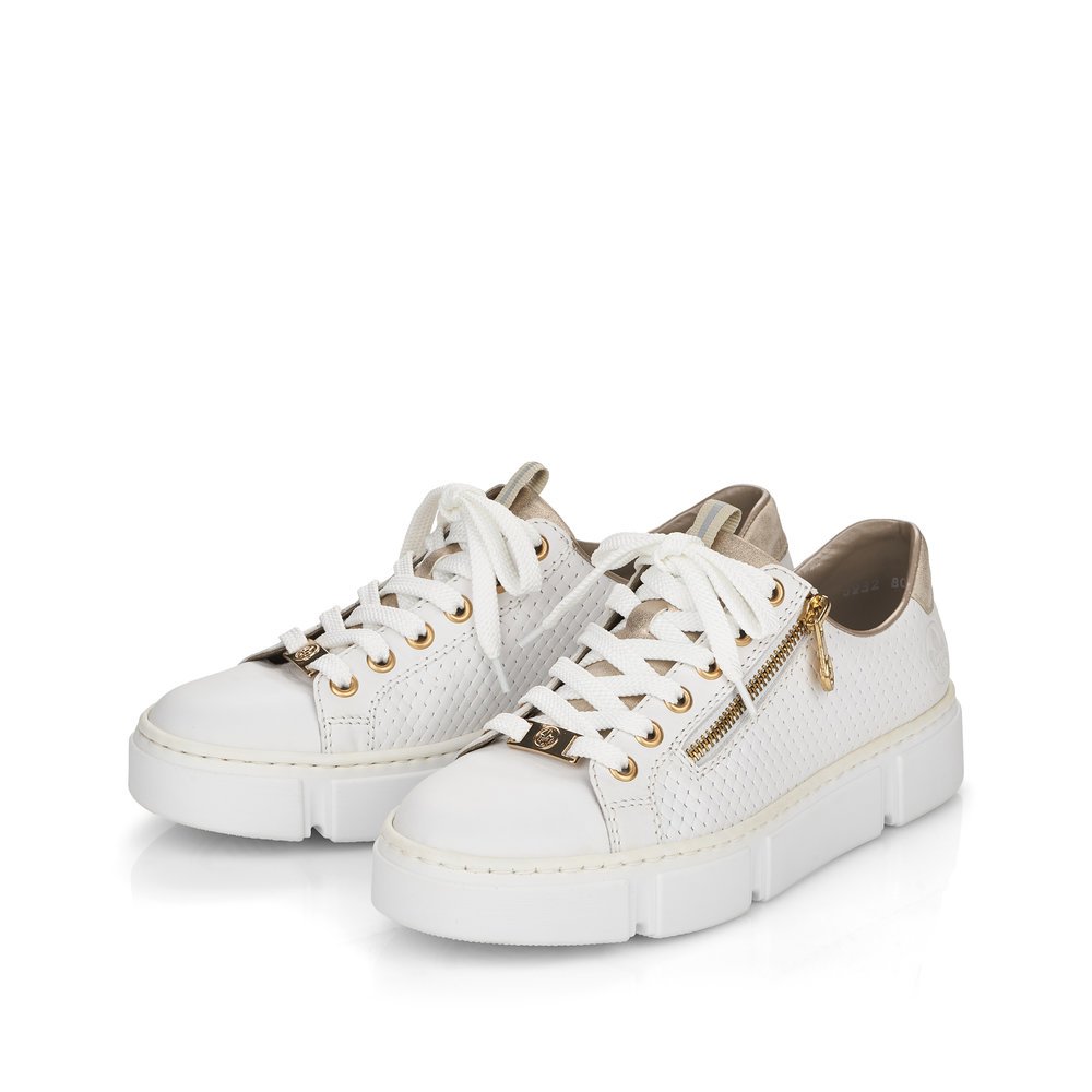 Rieker baskets basses blanches femmes N5932-80 avec une fermeture éclair. Chaussures inclinée sur le côté.