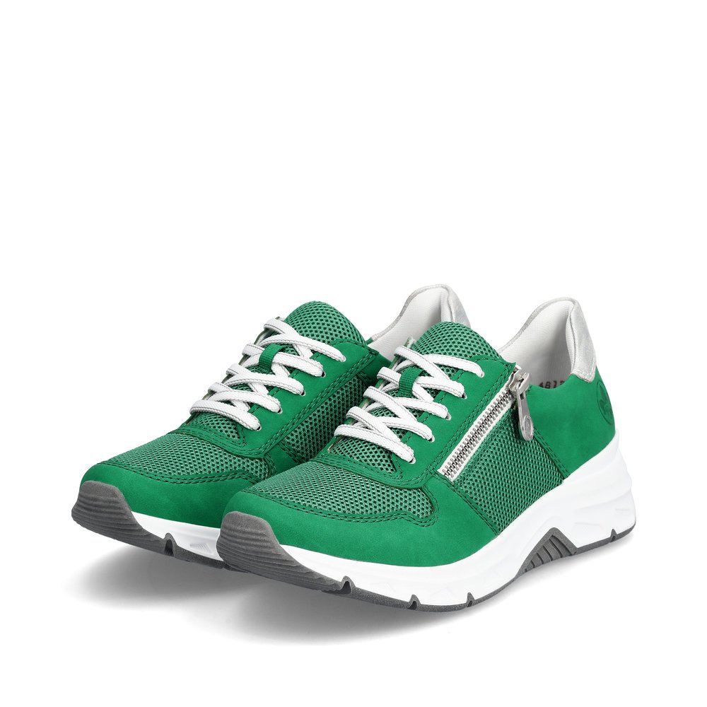 Grüne Rieker Damen Sneaker Low 48135-52 mit Reißverschluss sowie Komfortweite G. Schuhpaar seitlich schräg.