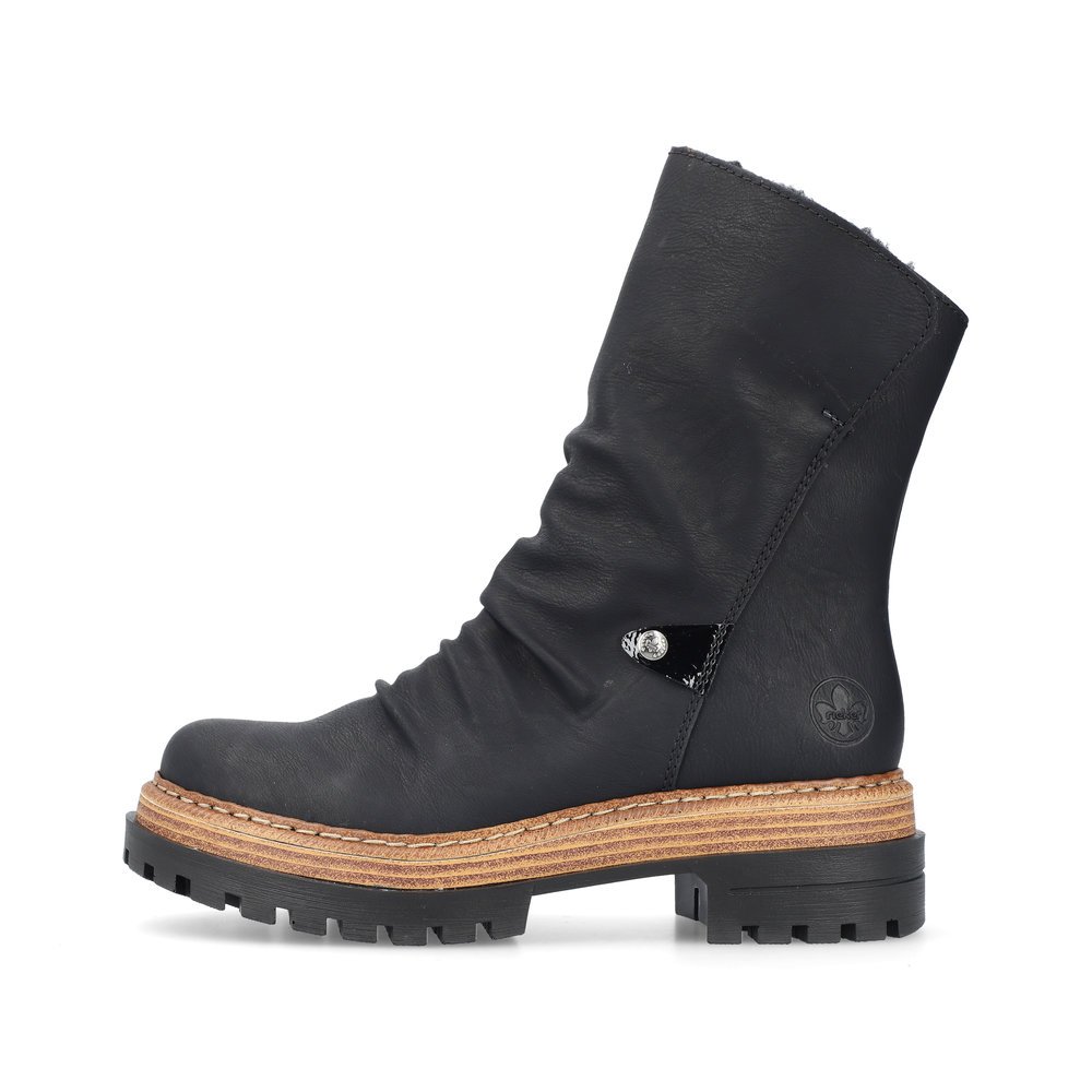 Asphalt black Rieker women´s biker boots 75650-00 with zipper as well as light sole. The outside of the shoe