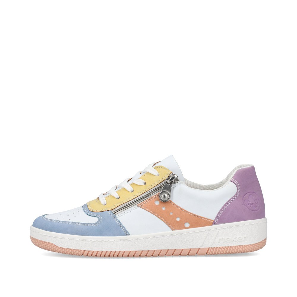 White Rieker women´s low-top sneakers M5520-91 with an abrasion-resistant sole. Outside of the shoe.