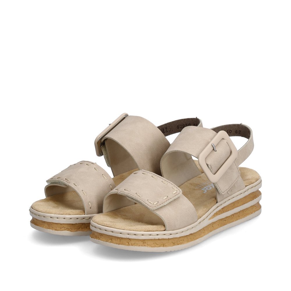 Rieker sandales compensées beiges femmes 62950-62 avec fermeture velcro. Chaussures inclinée sur le côté.