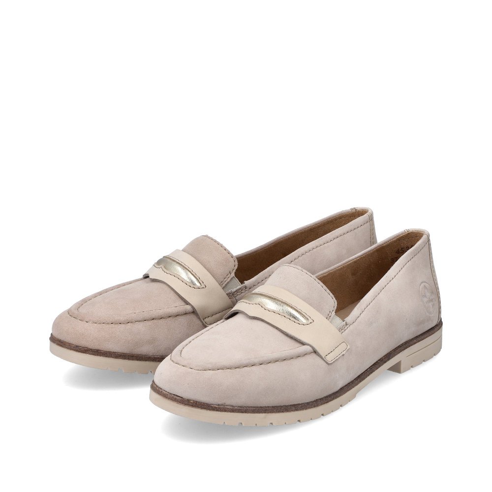 Hellbeige Rieker Damen Loafer 45301-60 mit einem Elastikeinsatz. Schuhpaar seitlich schräg.