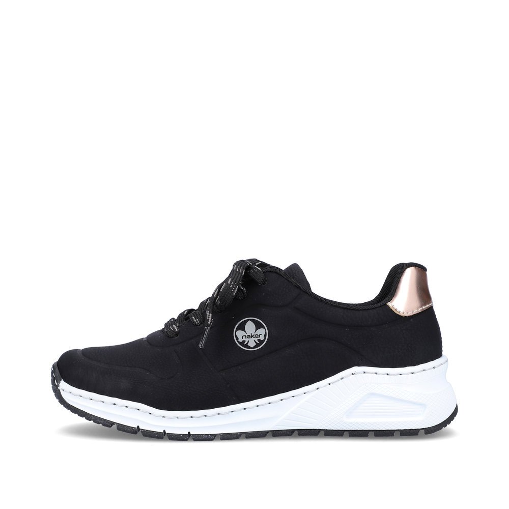 Schwarze Rieker Damen Sneaker Low M4903-01 mit Schnürung sowie gesticktem Logo. Schuh Außenseite.