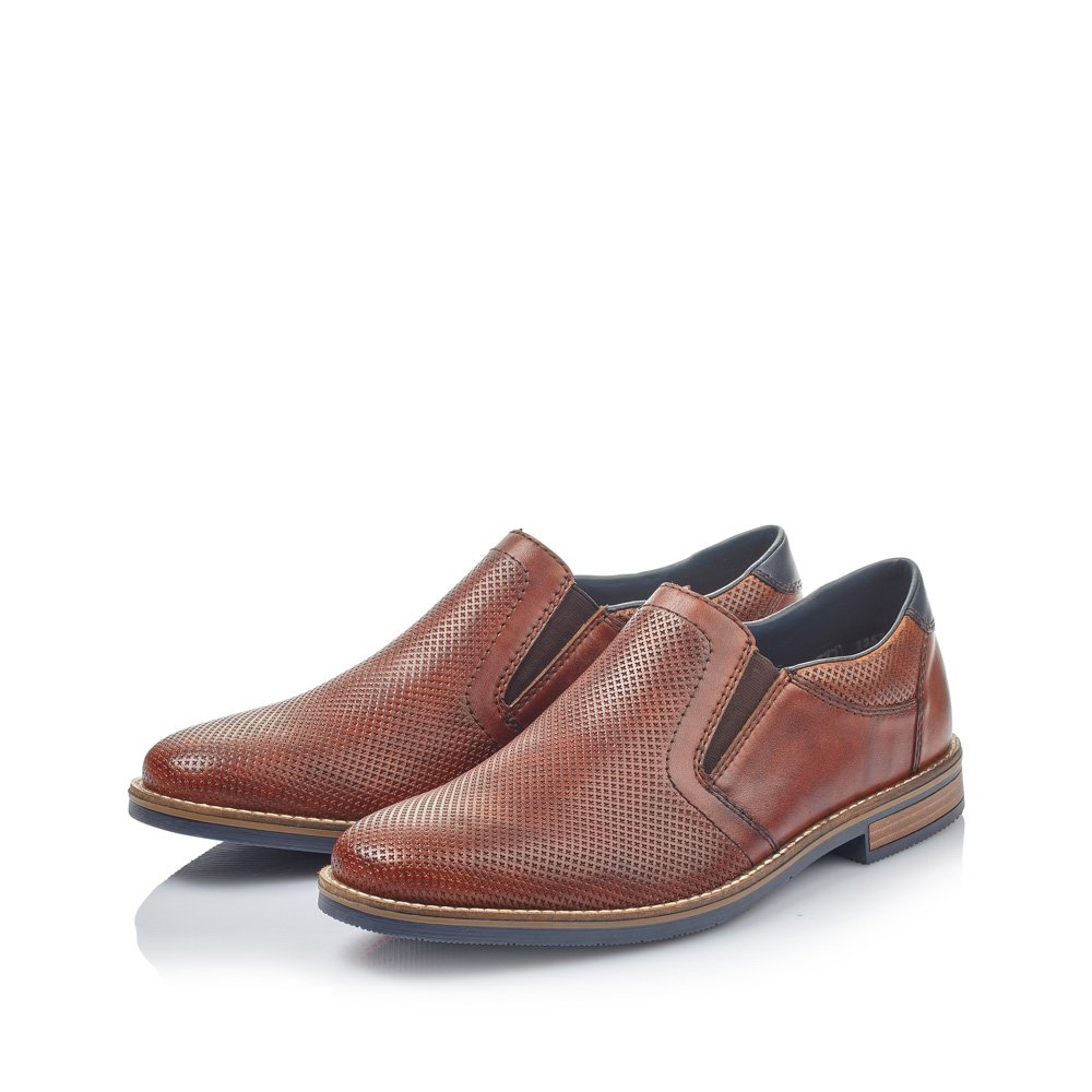 Rieker chaussons marron hommes 13571-24 avec un insert élastique. Chaussures inclinée sur le côté.