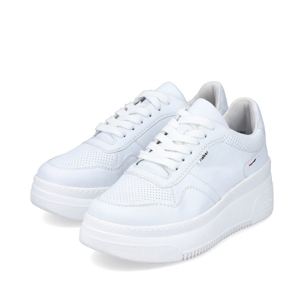 Crystal white Rieker women´s low-top sneakers M7811-80 with a light platform sole. Shoes laterally.