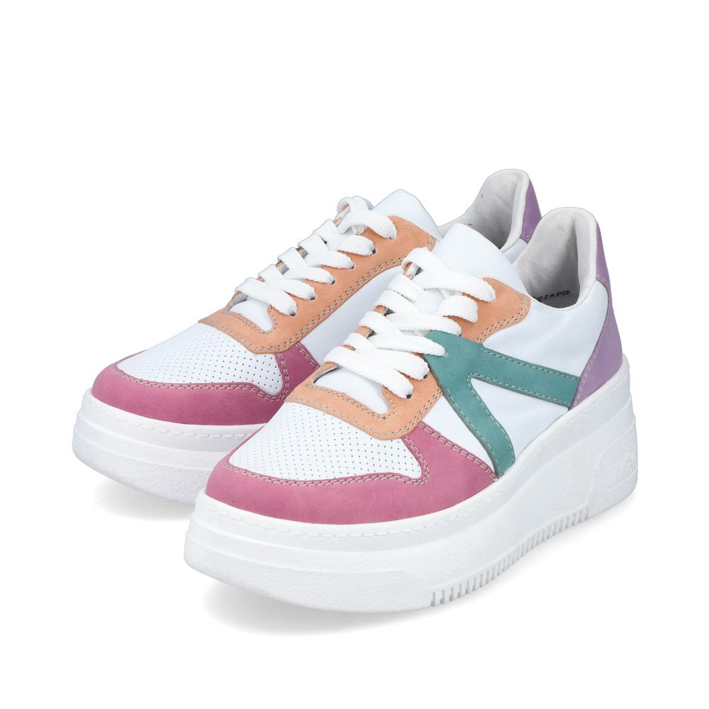 Ice white Rieker women´s low-top sneakers M7814-90 with a grippy platform sole. Shoes laterally.