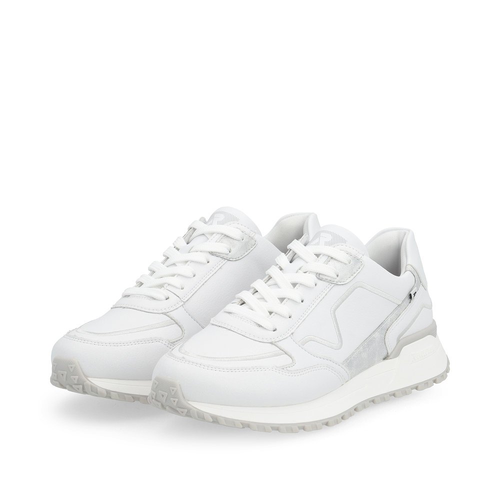 Weiße Rieker Damen Sneaker Low W0609-80 mit leichter und griffiger Sohle. Schuhpaar seitlich schräg.