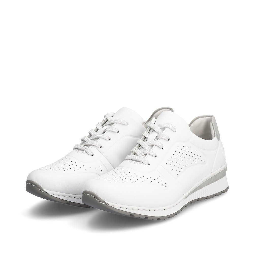 Weiße Rieker Damen Sneaker Low 54402-80 mit Schnürung sowie Löcheroptik. Schuhpaar seitlich schräg.