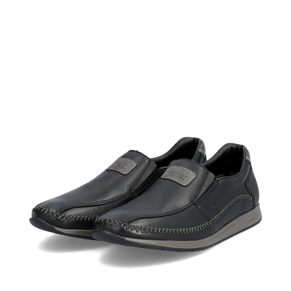 Jet black Rieker men´s slippers 11962-00 with an elastic insert. Shoes laterally.