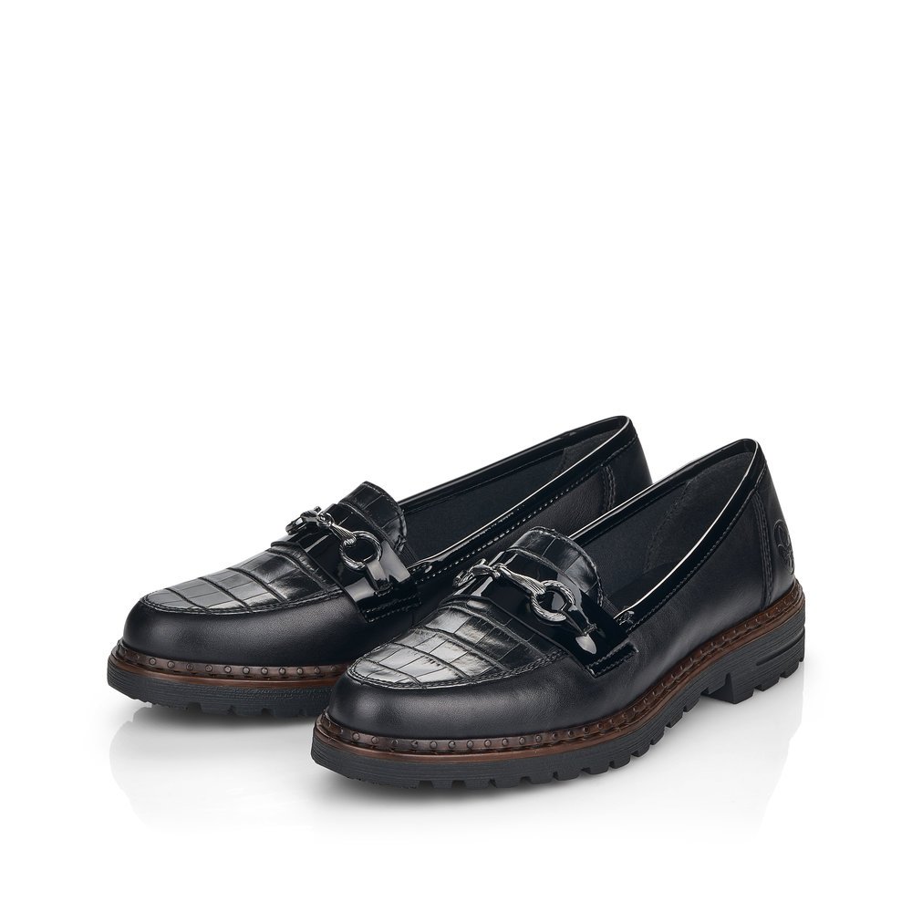 Graphitschwarze Rieker Damen Loafer 54862-01 mit einem Elastikeinsatz. Schuhpaar seitlich schräg.