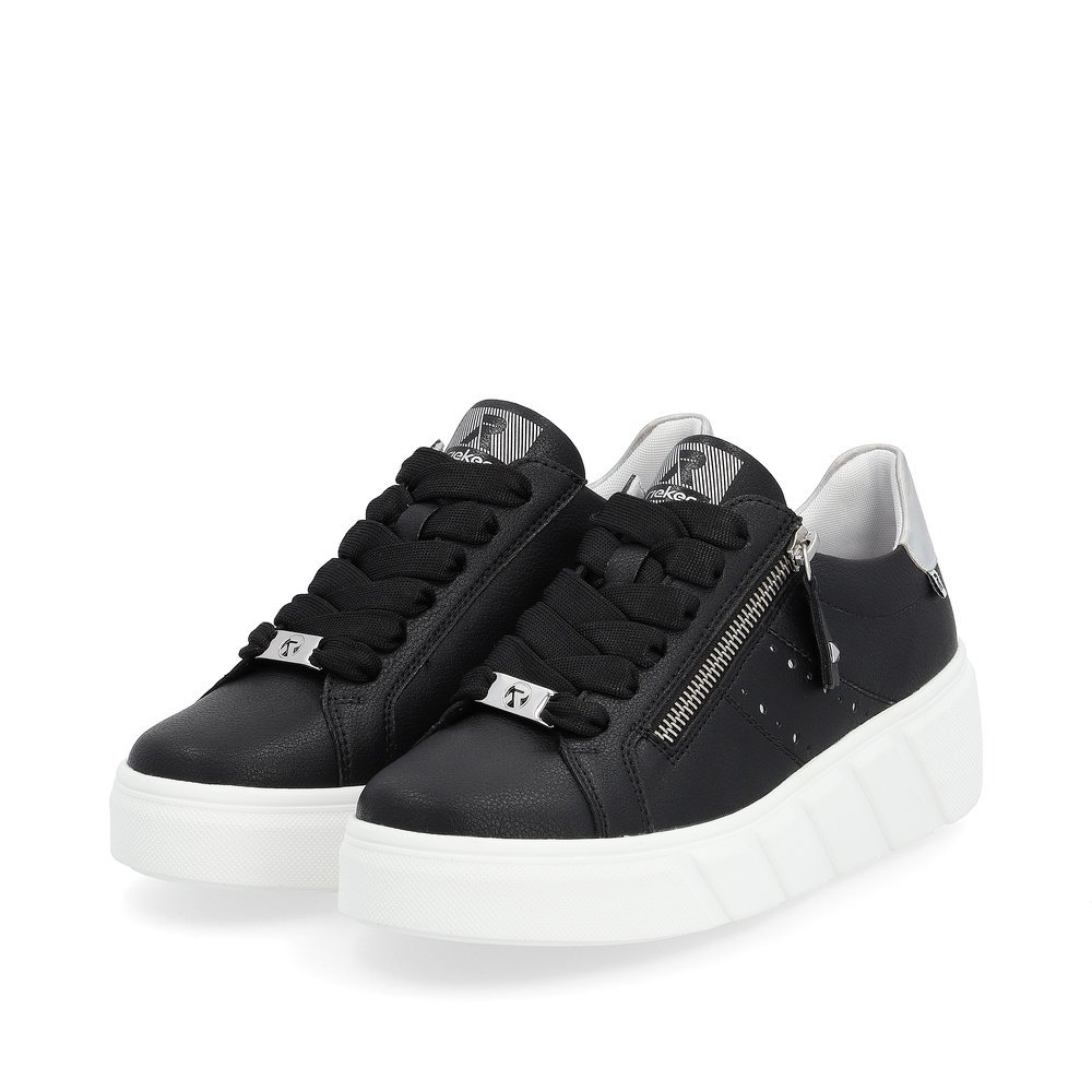 Black Rieker women´s low-top sneakers W0505-00 with an ultra light sole. Shoes laterally.