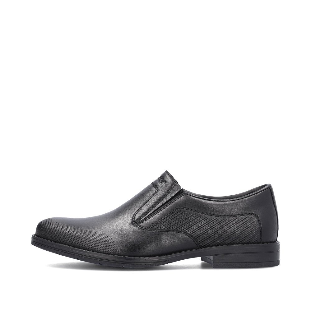 Rieker chaussons noirs pour hommes 10350-00 avec un insert élastique. Côté extérieur de la chaussure.
