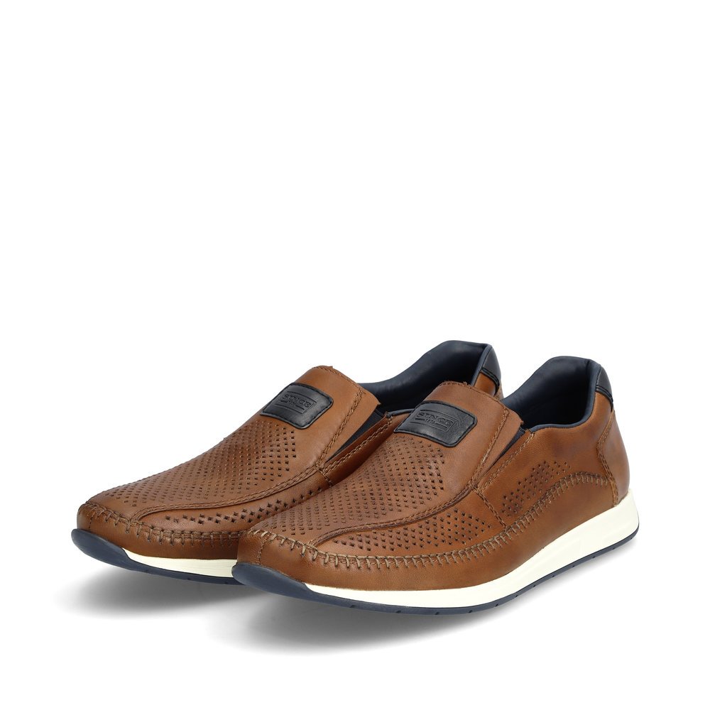 Rieker chaussons marron pour hommes 11950-25 avec un insert élastique. Chaussures inclinée sur le côté.