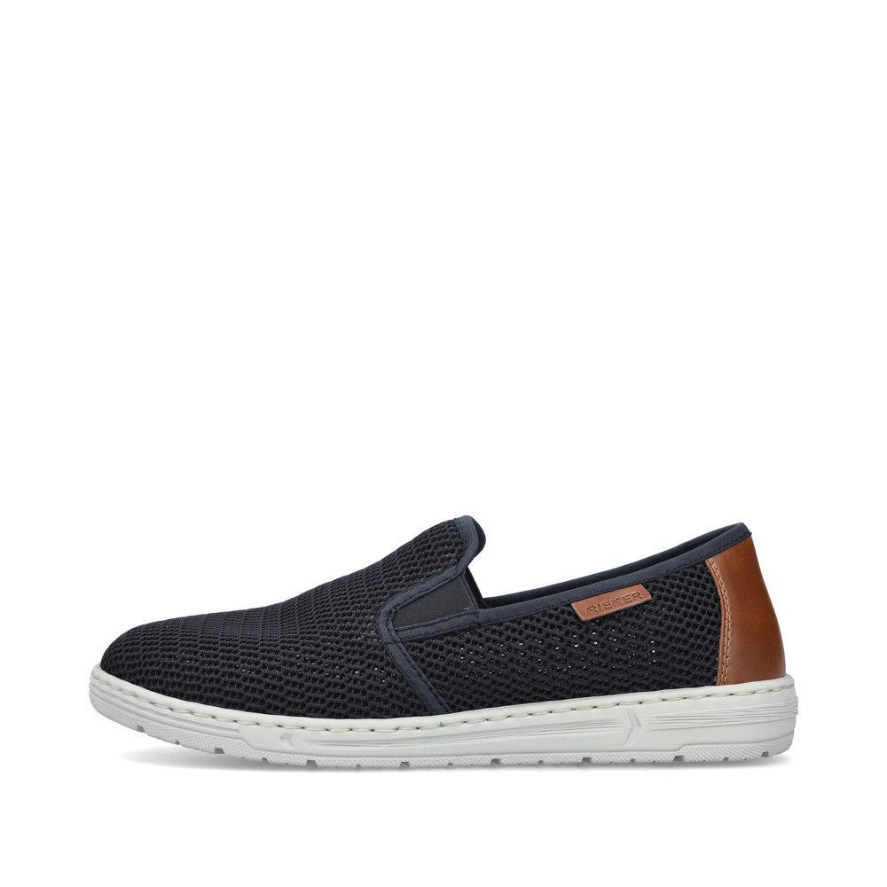Blue Rieker men´s slippers 08676-14 with an elastic insert as well as extra width H. Outside of the shoe.