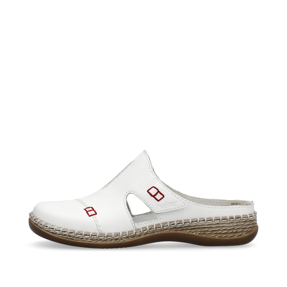 Weiße Rieker Damen Clogs 46462-80 mit Klettverschluss sowie Ziernähten. Schuh Außenseite.