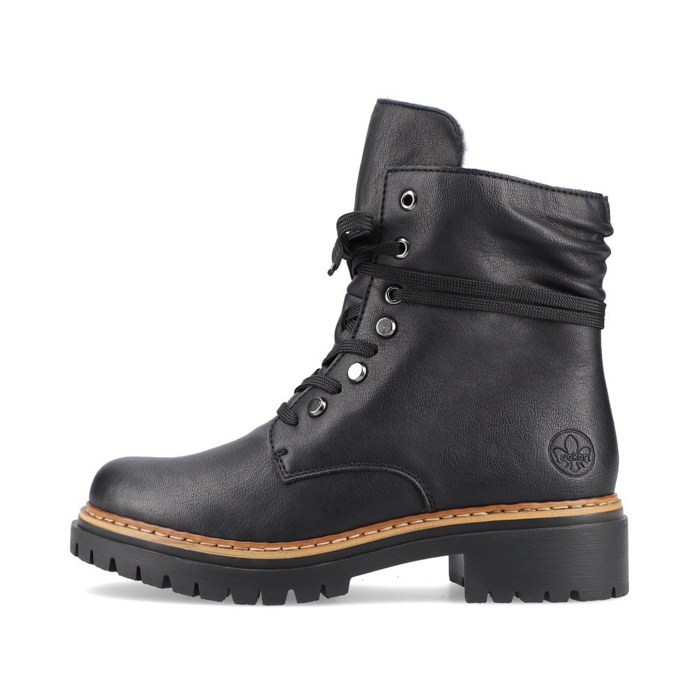 Jet black Rieker women´s biker boots 72621-00 with light and shock-absorbing sole. The outside of the shoe