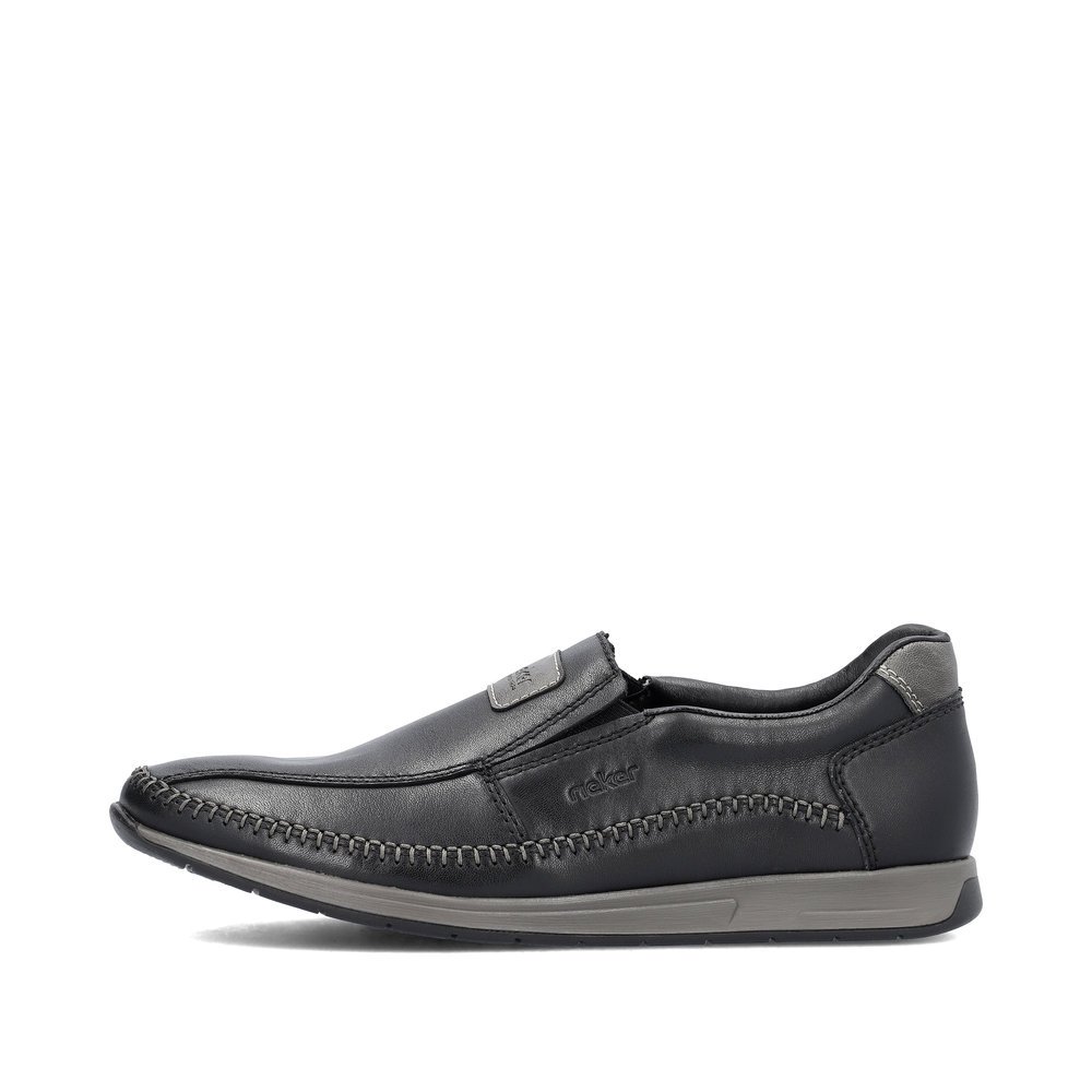 Jet black Rieker men´s slippers 11962-00 with an elastic insert. Outside of the shoe.