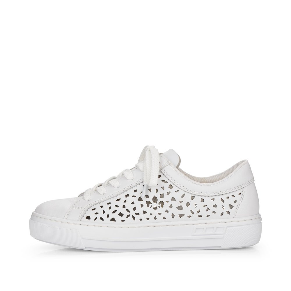 Weiße Rieker Damen Sneaker Low L8831-80 mit Schnürung sowie Ausstanzungen. Schuh Außenseite.