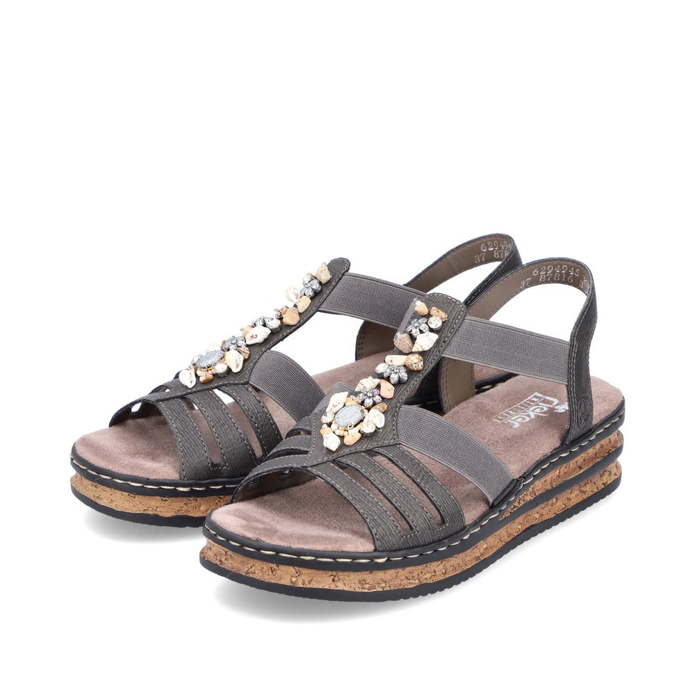 Rieker sandales compensées grises femmes 62949-45 avec insert élastique. Chaussures inclinée sur le côté.