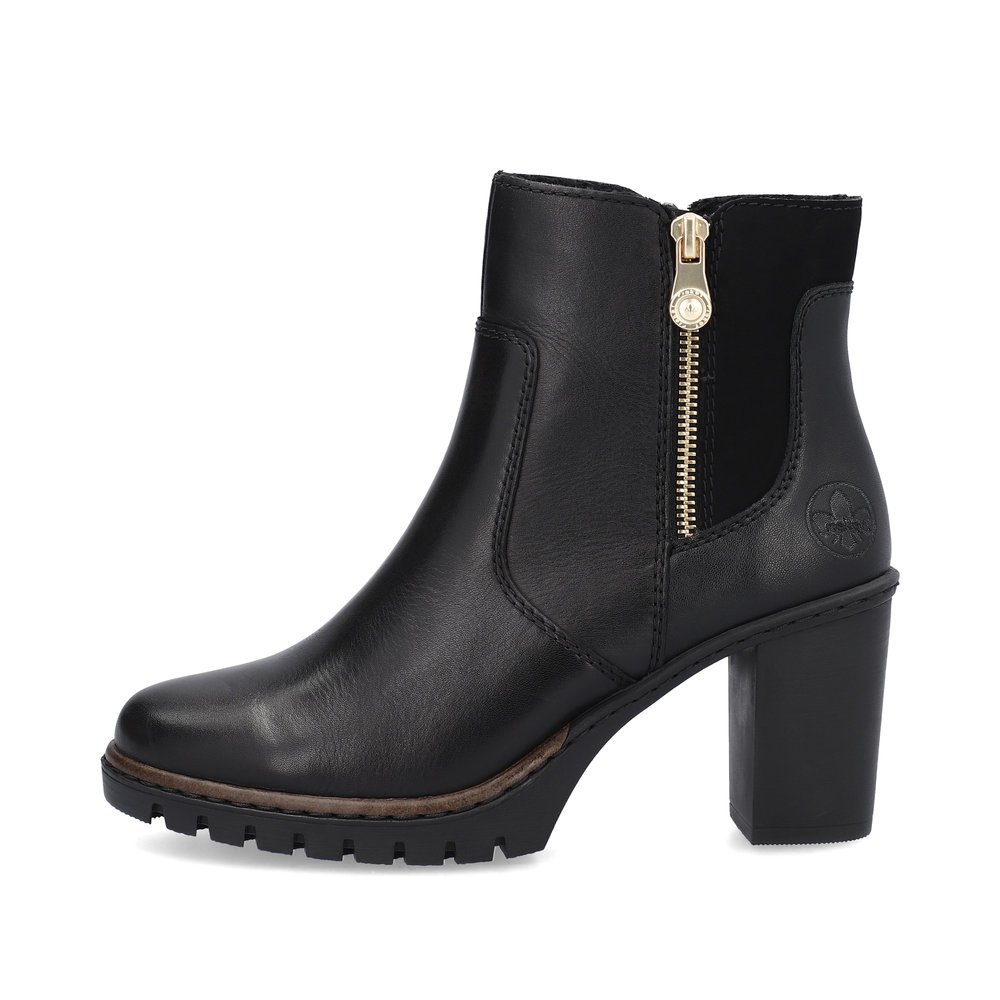 Jet black Rieker women´s ankle boots Y2557-00 with zipper as well as block heel. The outside of the shoe
