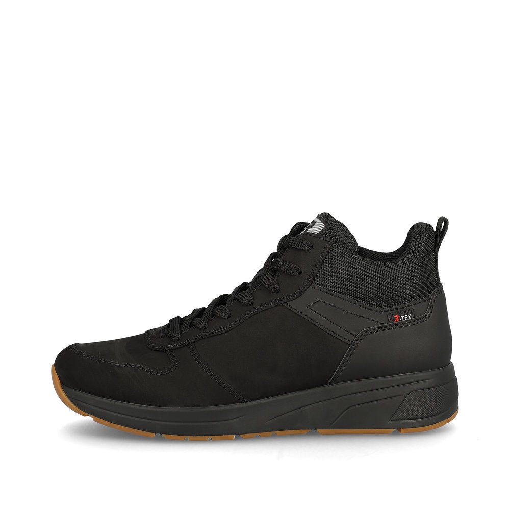 Black Rieker EVOLUTION men´s sneakers 07060-00 with flexible and super light sole. The outside of the shoe