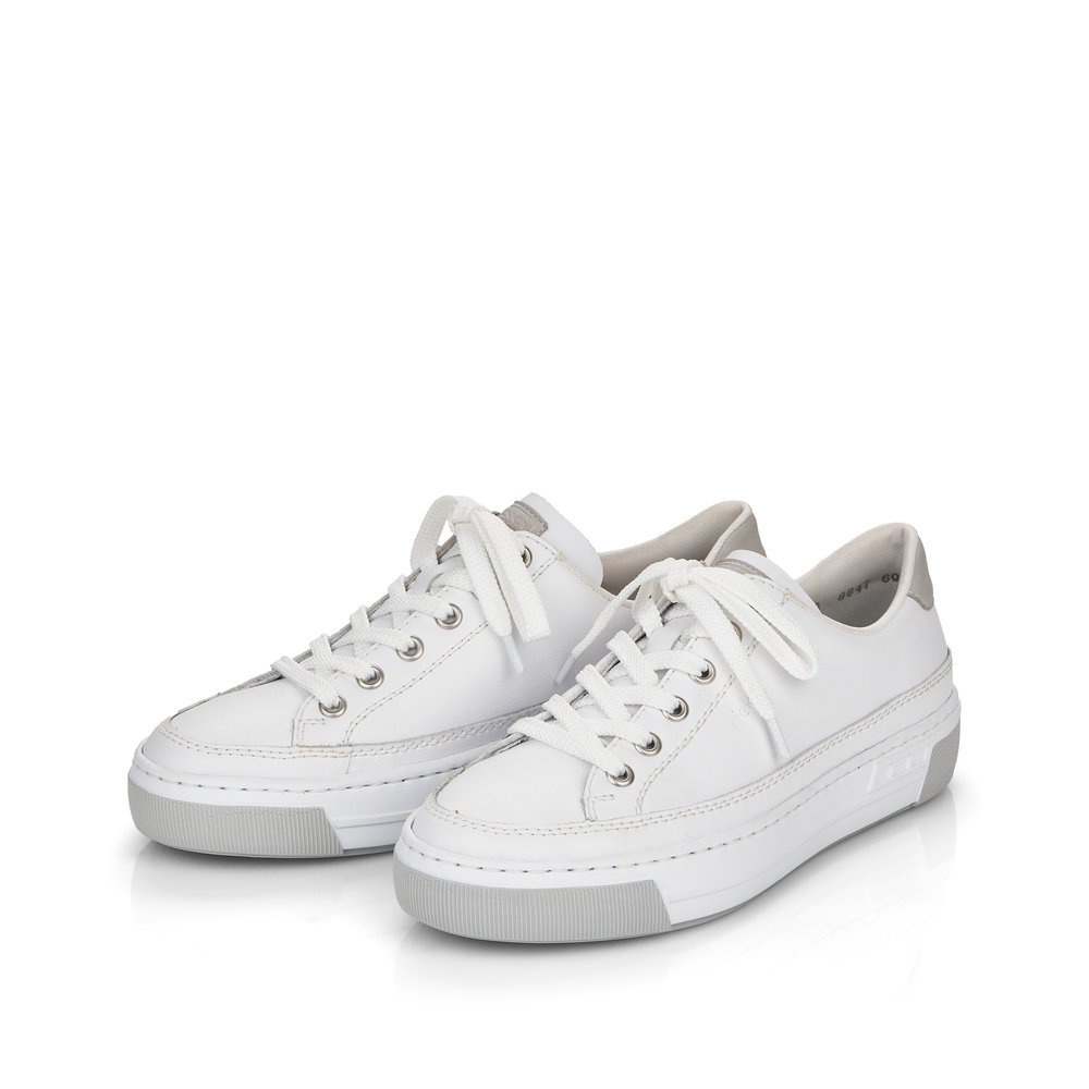 Weiße Rieker Damen Sneaker Low L8847-80 mit einer Schnürung. Schuhpaar seitlich schräg.