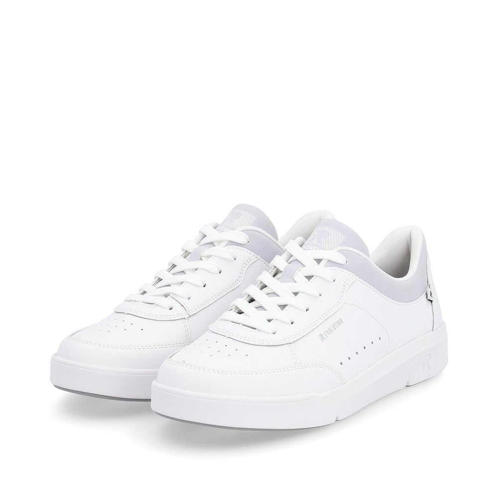 Rieker baskets basses blanches femmes 41910-81 avec une semelle flexible. Chaussures inclinée sur le côté.