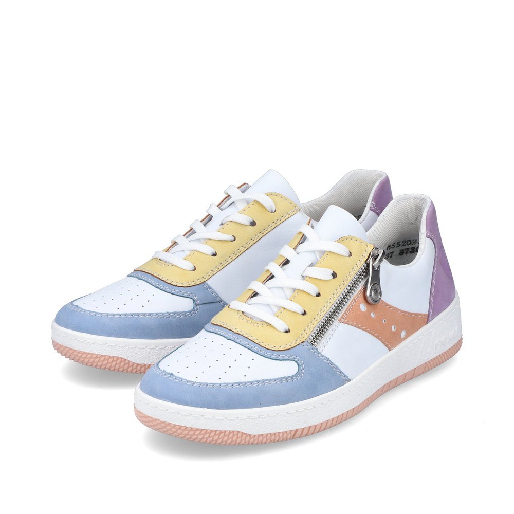 White Rieker women´s low-top sneakers M5520-91 with an abrasion-resistant sole. Shoes laterally.