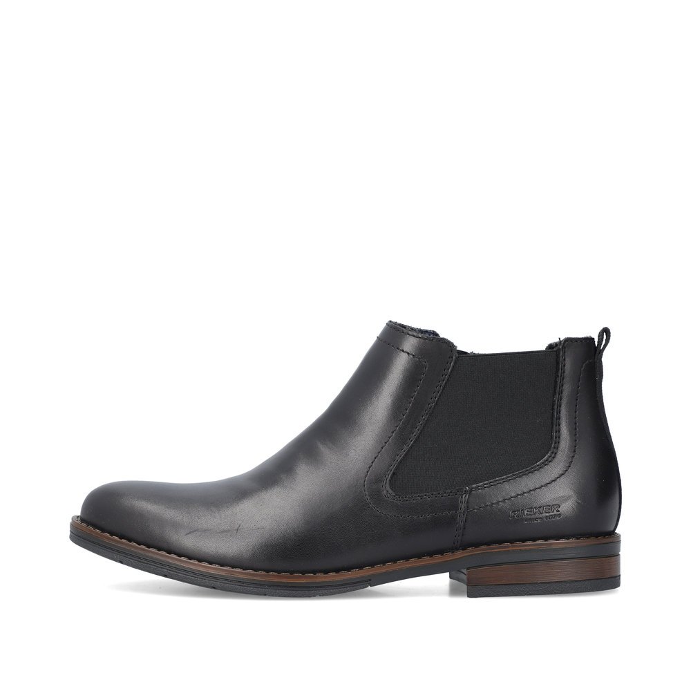 Night black Rieker men´s Chelsea boots 10374-00 with zipper as well as profile sole. The outside of the shoe
