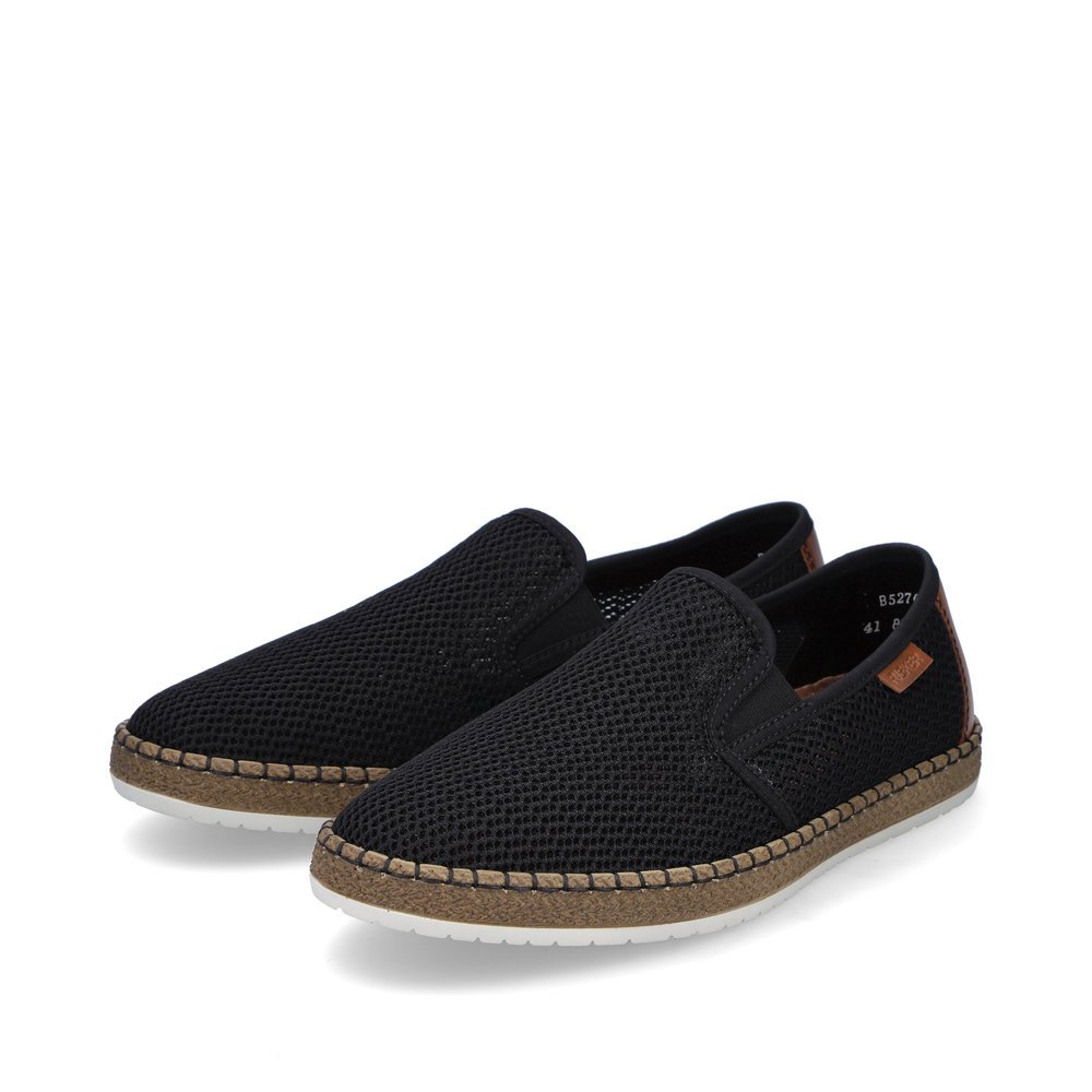 Black Rieker men´s slippers B5276-00 with elastic insert as well as black stitching. Shoes laterally.