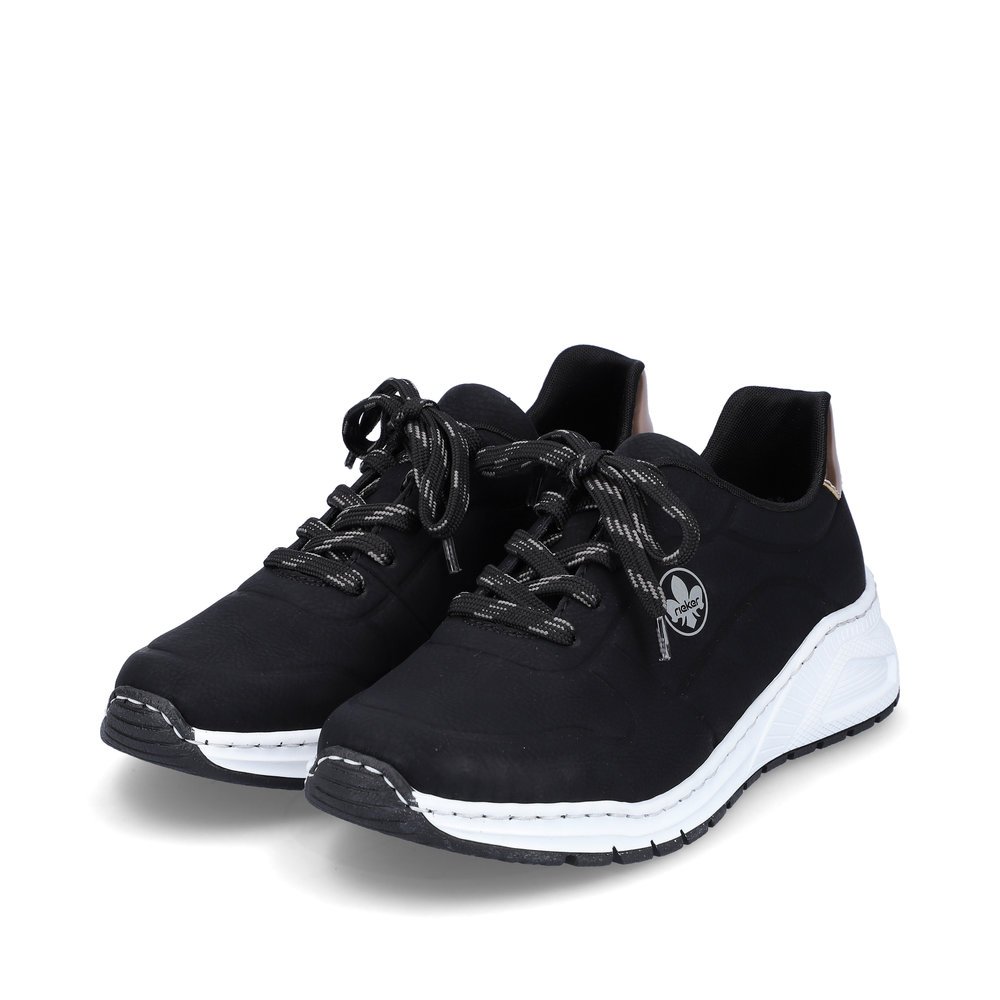 Schwarze Rieker Damen Sneaker Low M4903-01 mit Schnürung sowie gesticktem Logo. Schuhpaar seitlich schräg.