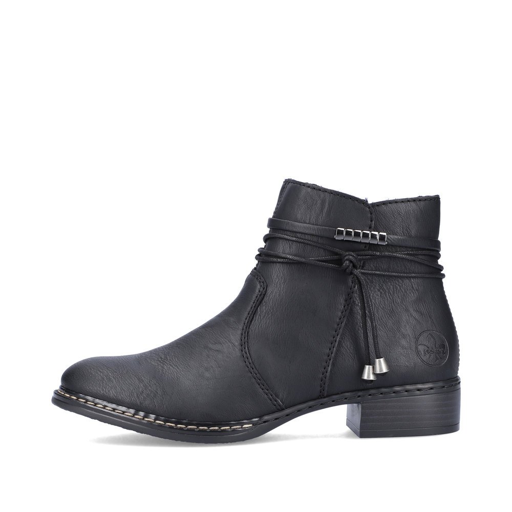 Jet black Rieker women´s ankle boots 73488-00 with a zipper as well as block heel. The outside of the shoe