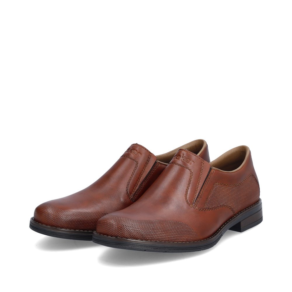 Rieker chaussons marron pour hommes 10350-24 avec un insert élastique. Chaussures inclinée sur le côté.