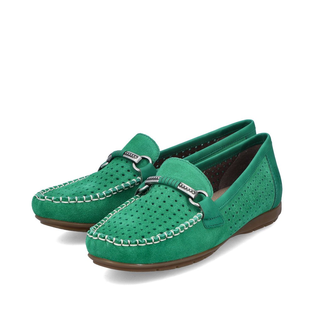 Rieker mocassins verts femmes 40253-54 en optique à trous. Chaussures inclinée sur le côté.