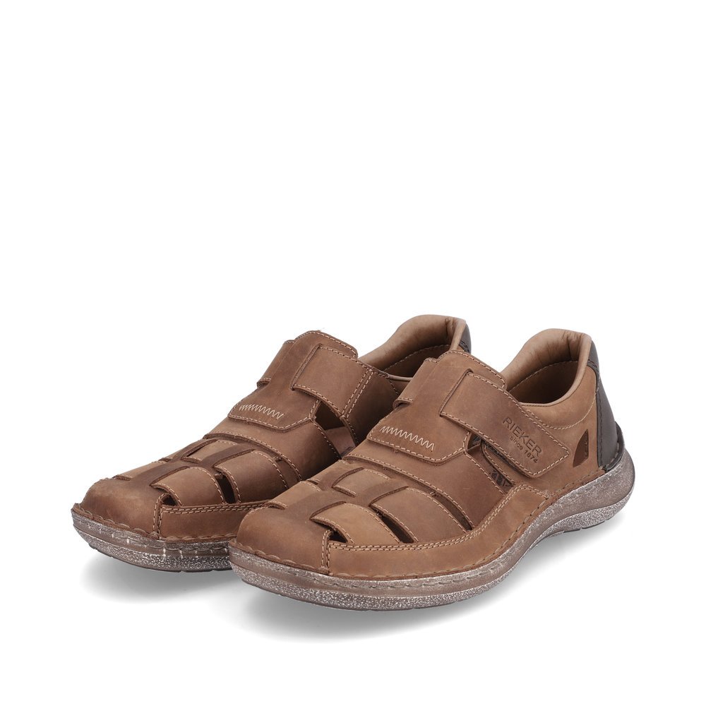 Rieker chaussons marron pour hommes 03078-25 avec une fermeture velcro. Chaussures inclinée sur le côté.
