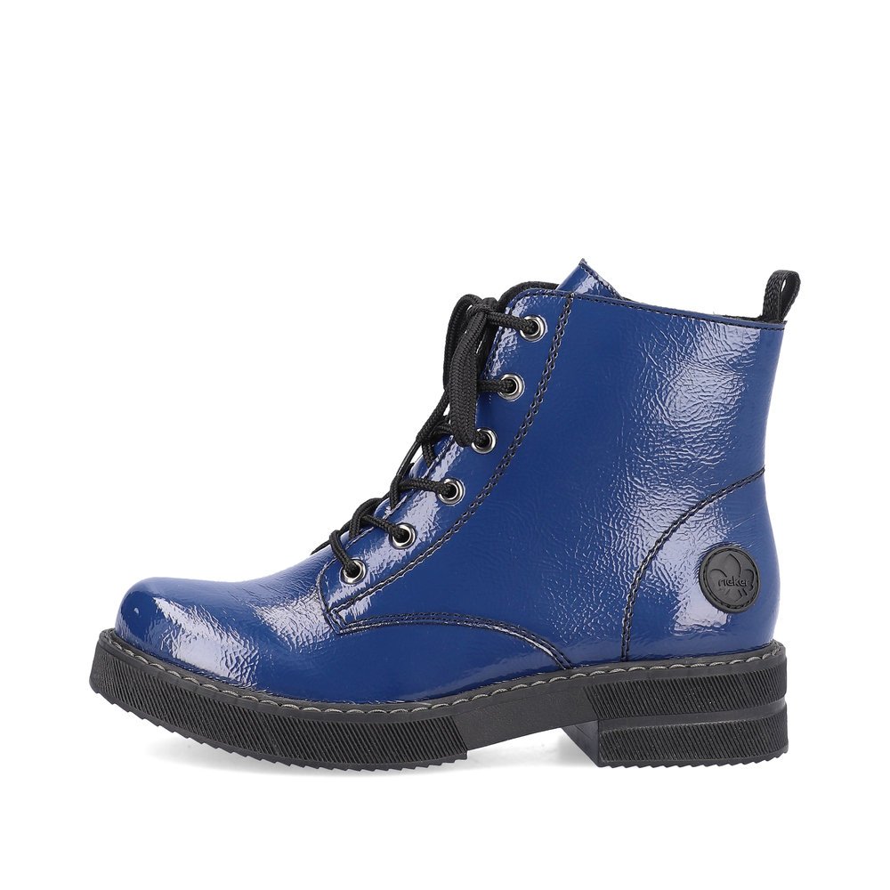 California blue Rieker women´s biker boots 72010-15 with robust profile sole. The outside of the shoe