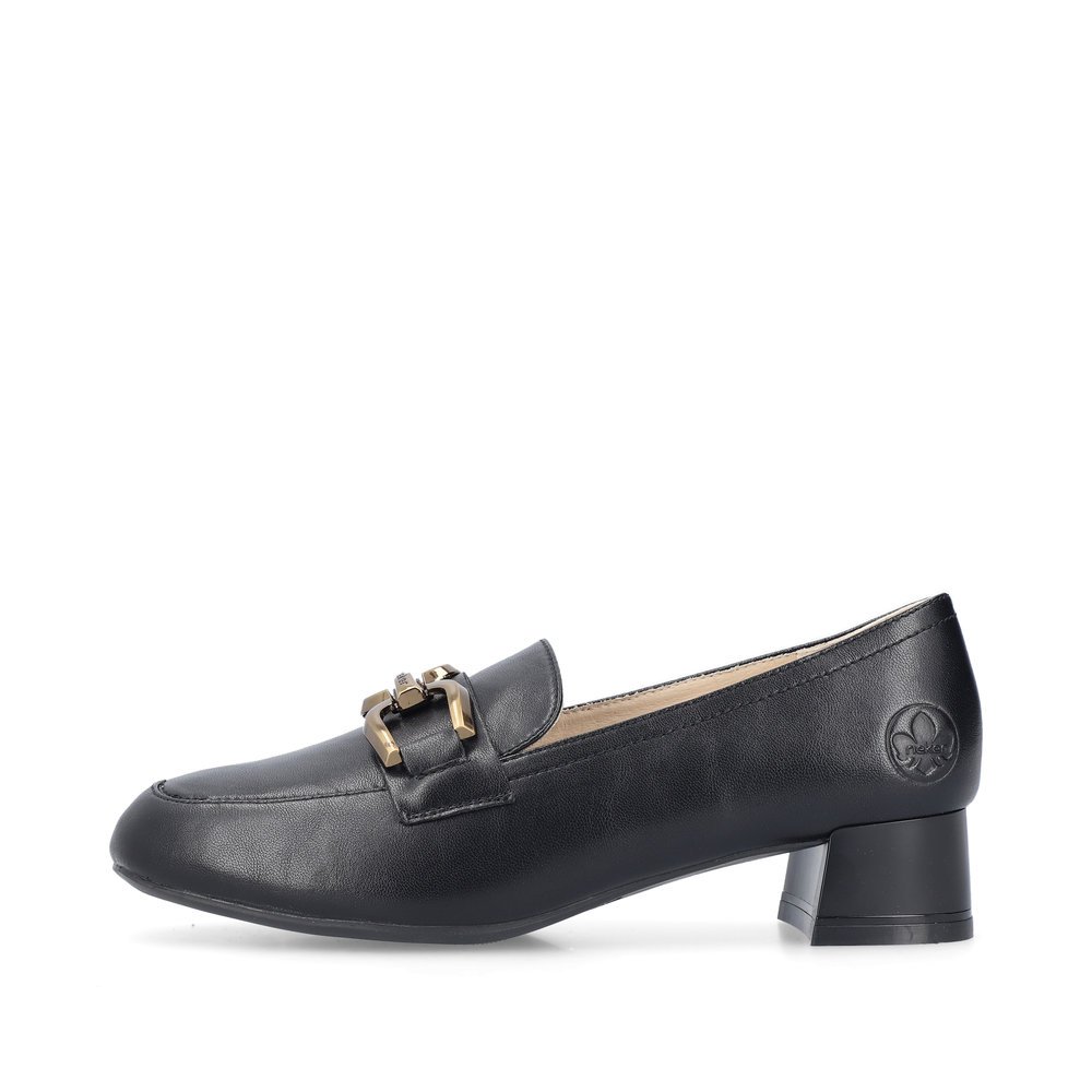 Schwarze Rieker Damen Loafer 45052-00 mit goldenem Accessoire. Schuh Außenseite.